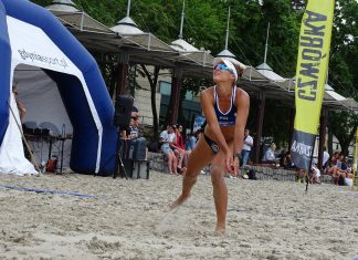 Słońce, piasek i piłka do siatkówki plażowej