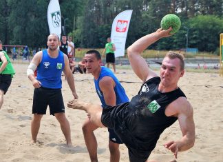 Walczyli o puchar na plaży