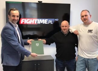 Razem powalczymy o nowy program Mariusz Walczak (AZS), Zbigniew Zając i Rafał Witkowski (FighTime) po podpisaniu umowy o współpracy.