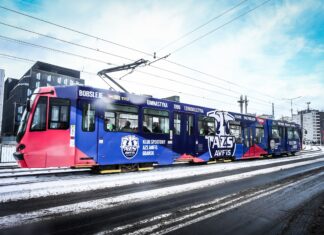 Tramwaj w barwach AZS AWFiS Gdańsk kursuje ulicami Gdańska