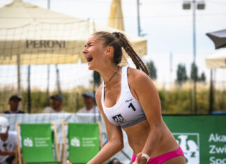 Uniwersytet Warszawski niepobity na plaży