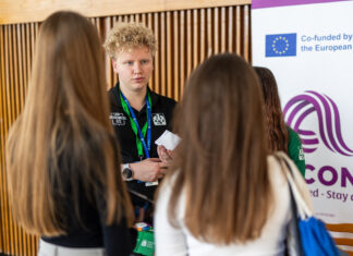 Na targach kariery o dwutorowej